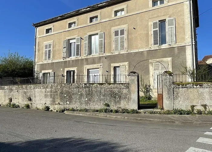 Apartmán T2 Paisible Centre Commercy, Charme De L'ancien *